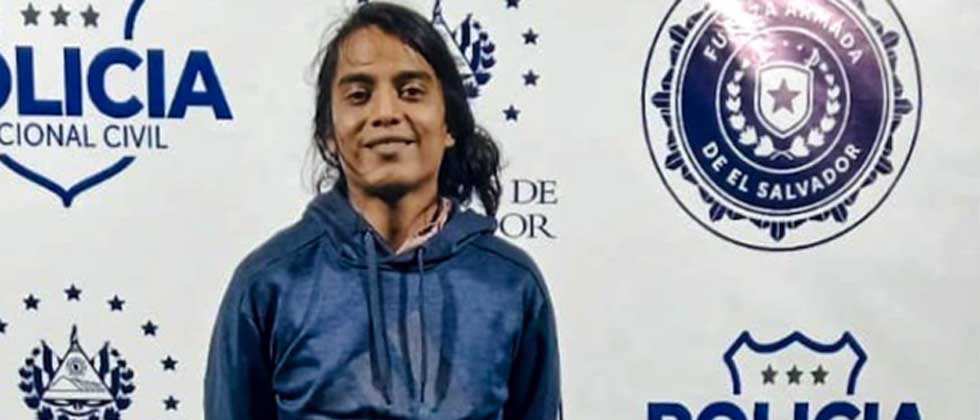 ¡Bien happy!: Capturan a sujeto con varias bolsas de marihuana y pipas en Soyapango