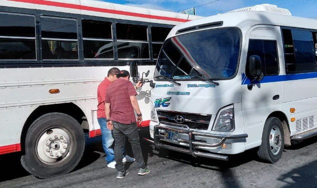 Microbusero de la 11C se estrella contra un bus frente a la Terminal del Sur