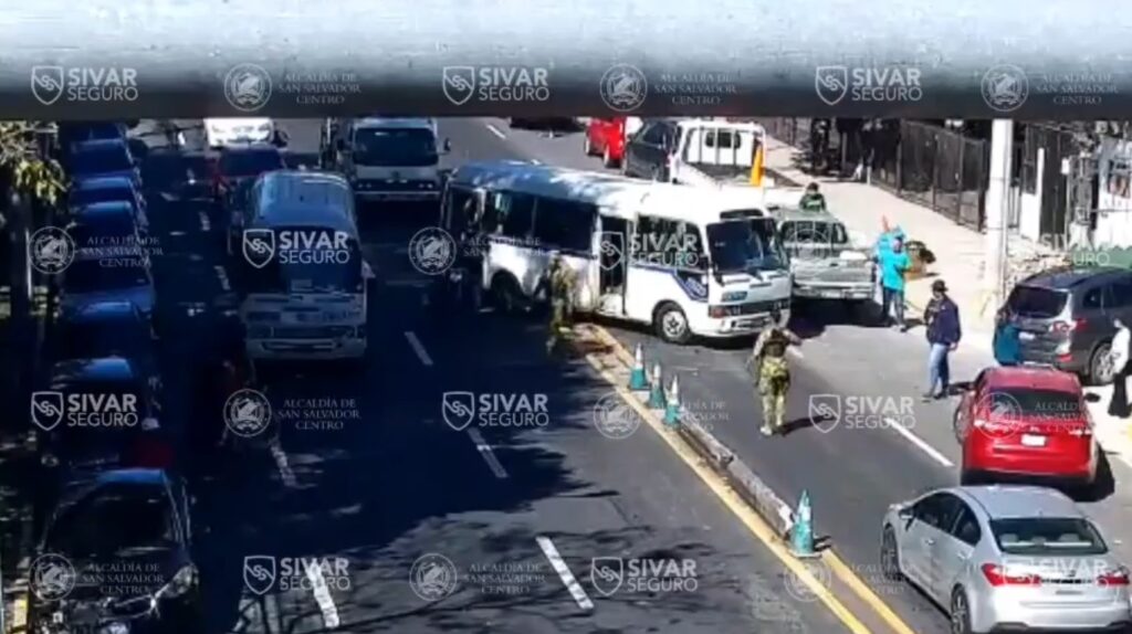 Microbusero casi atropella a soldado mientras ayudaba a persona en silla de ruedas sobre la Roosevelt