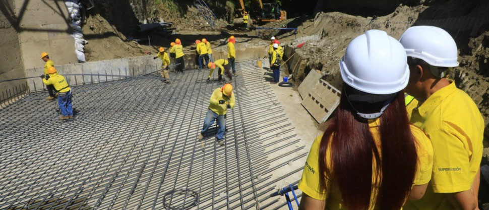 Ministro de Obras Públicas supervisa avances en obra de reconstrucción de puente en Colón