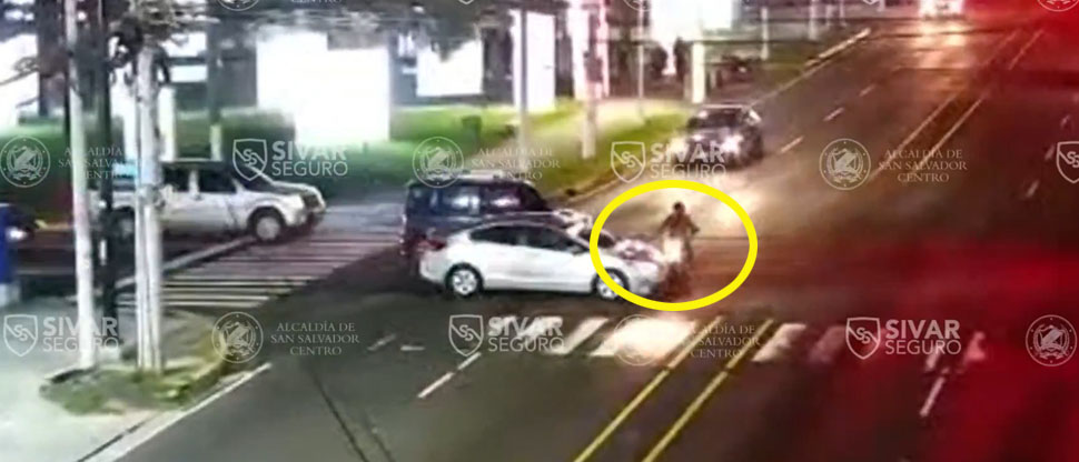 Motociclista se pasa la luz roja del semáforo y es impactado por conductor de vehículo
