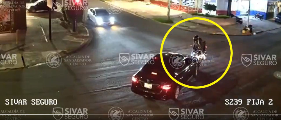 Cámara de vídeovigilancia capta accidente entre motociclista y conductor de vehículo
