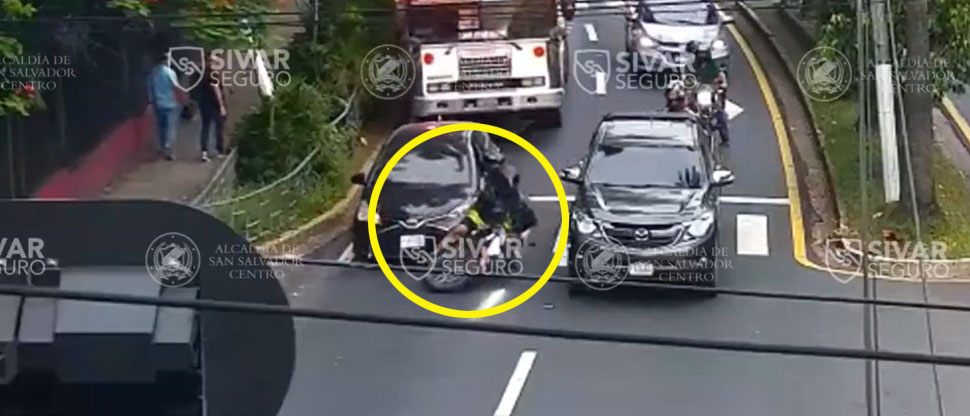 Imprudencia de motociclista termina en accidente de tránsito en San Salvador