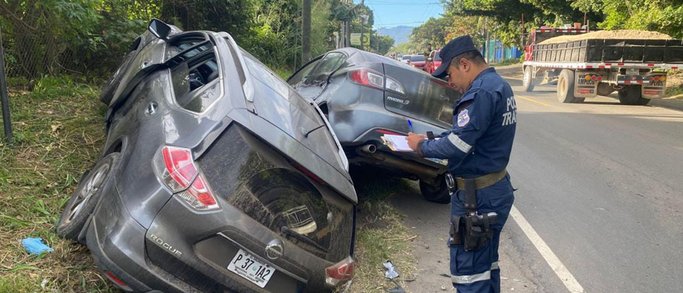 Automovilista invade carril y ocasiona accidente de tránsito en La Libertad