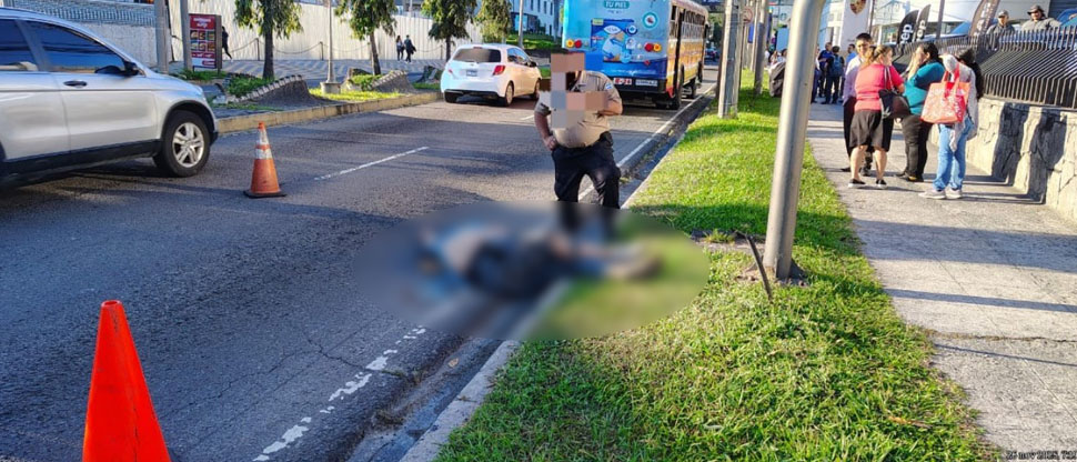 Hombre fallece tras ser atropellado por un autobús en bulevar Santa Elena