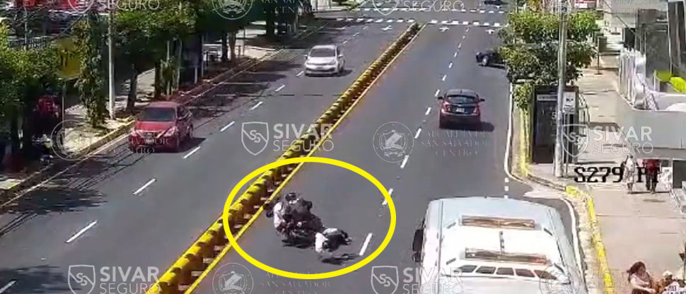 Imprudencia de peatón y motociclista protagonizan un fuerte accidente en la Escalón