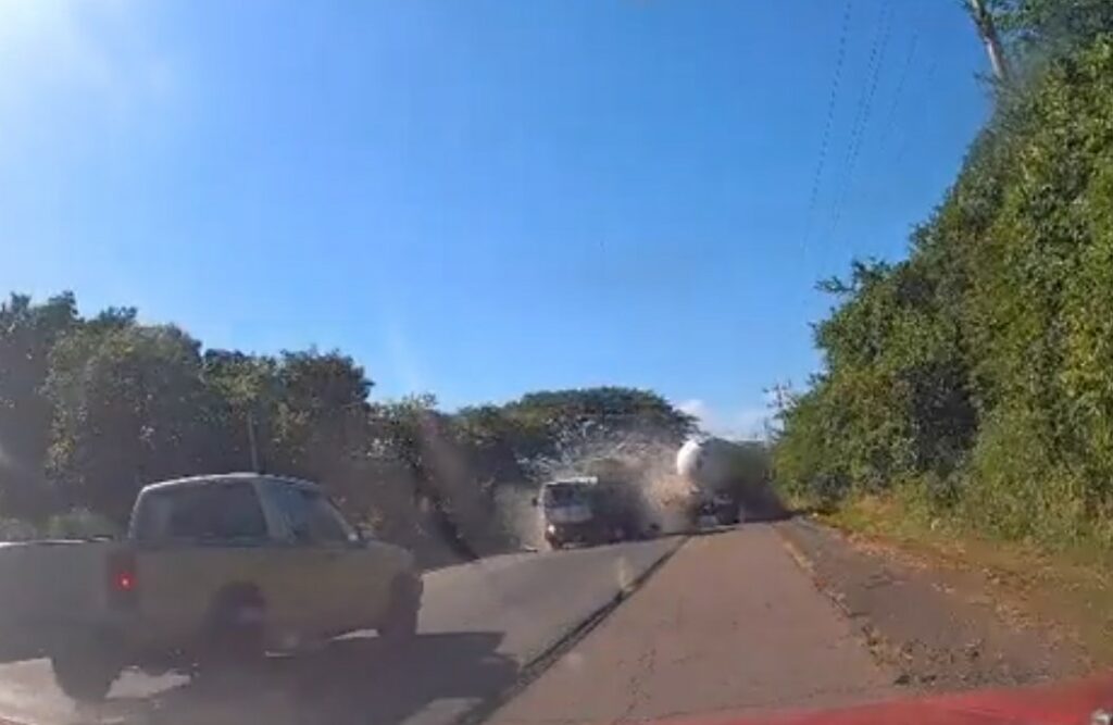 Momento exacto de aparatoso accidente vial en carretera El Litoral