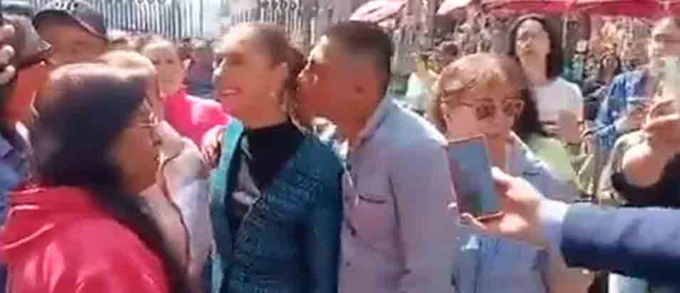Sujeto exhibe la inseguridad de la presidenta mexicana manoseándola arrimándose por la espalda