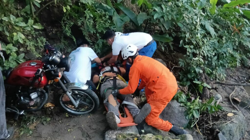 Dos motociclistas lesionados tras caer a un barranco en Tapalhuaca