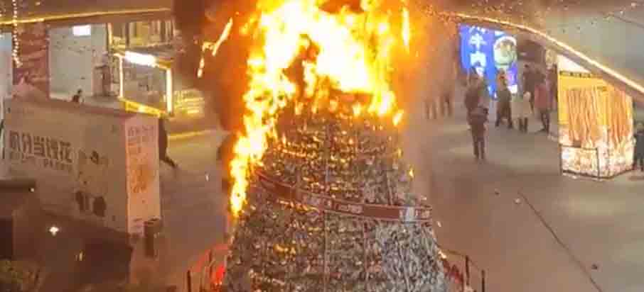 CHINA: árbol de navidad se prende en llamas dentro de un centro comercial