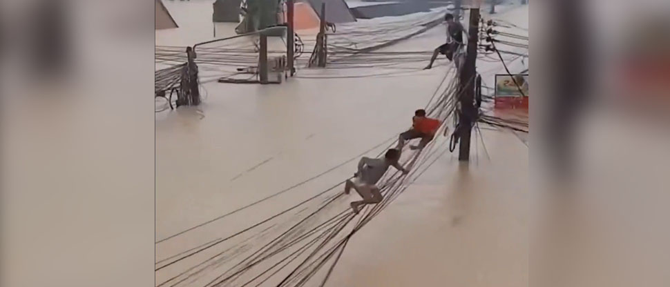 Tailandia: hombres caminan sobre cables del tendido eléctrico tras inundaciones