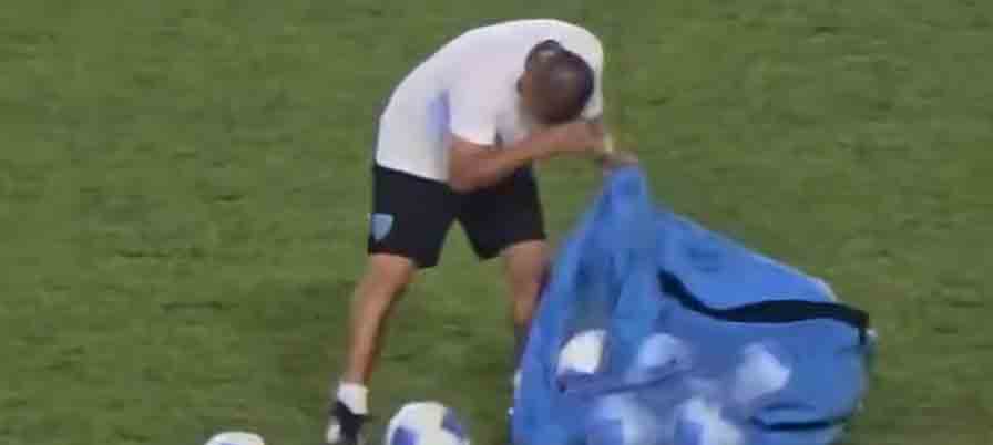 Utilero de Guatemala llora al final del partido tras ser eliminados por Panamá