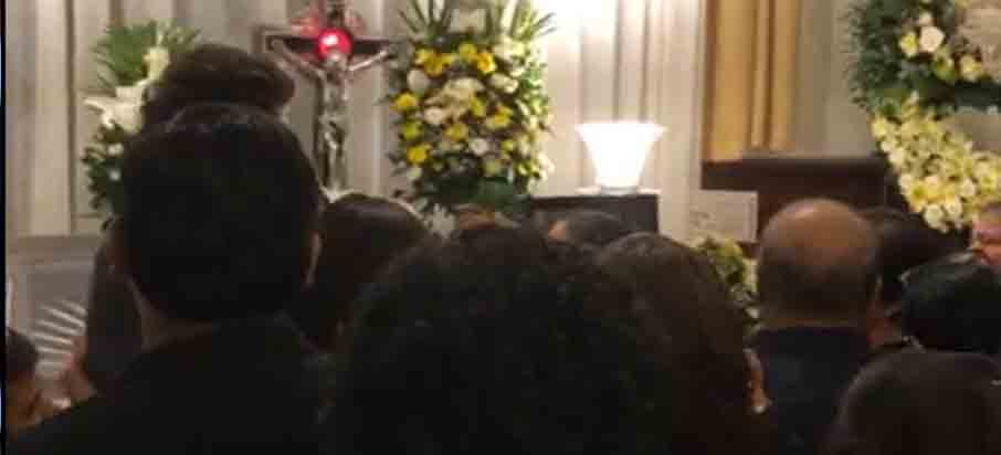 Amigos y familiares de Tony Acosta rinden tributo a cantautor salvadoreño en su vela