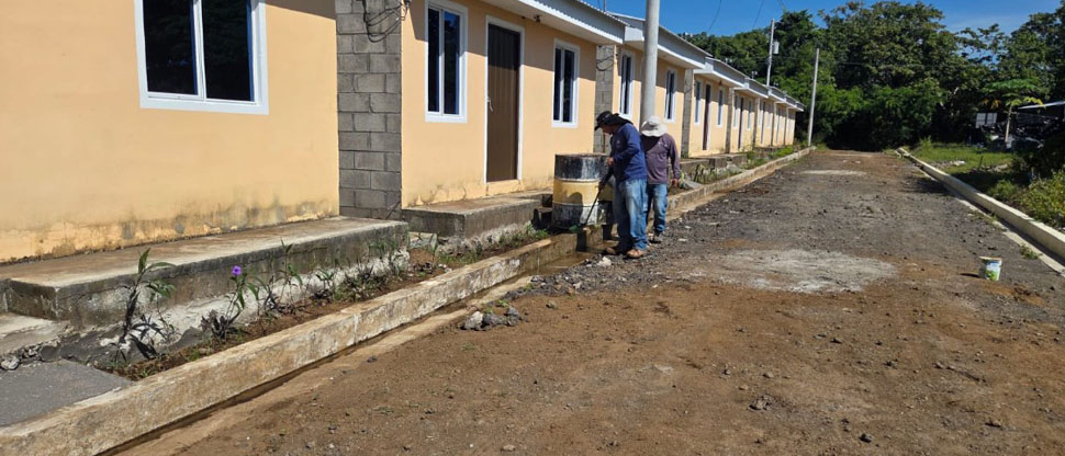Ministra de Vivienda verifica los avances de construcción de viviendas en San Miguel