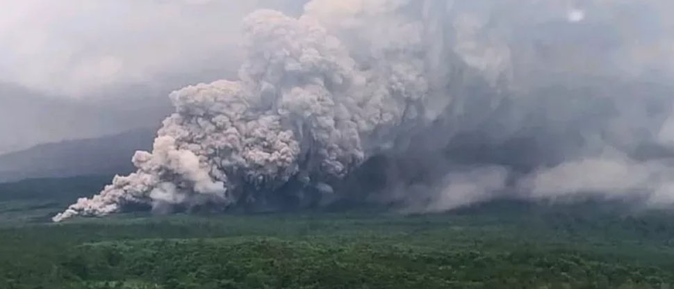 Indonesia: erupción explosiva del monte Semeru cubre de cenizas a varias aldeas
