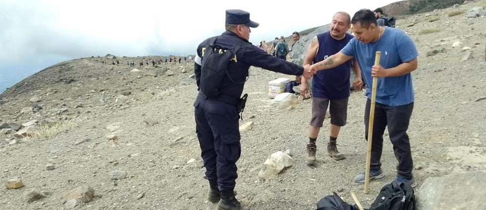 Policías garantizan seguridad a turistas nacionales y extranjeros que ascienden y descienden del Ilamatepec