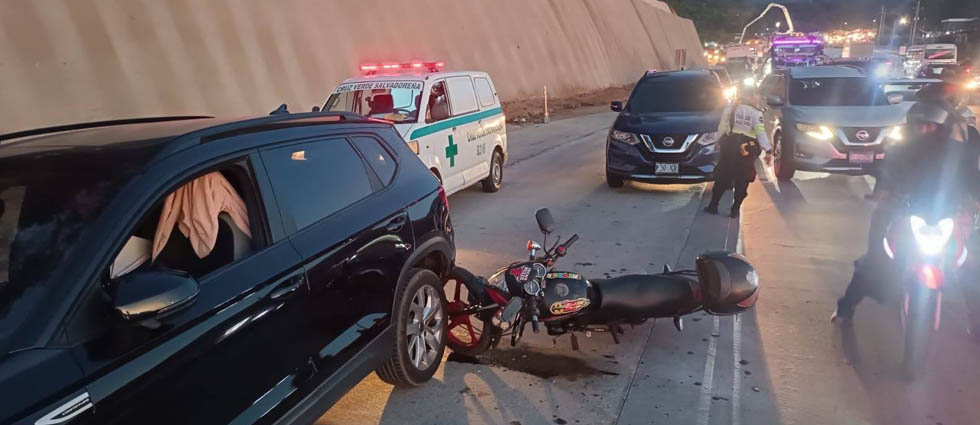 Motociclista y su acompañante resultan lesionados tras choque contra una camioneta en Los Chorros