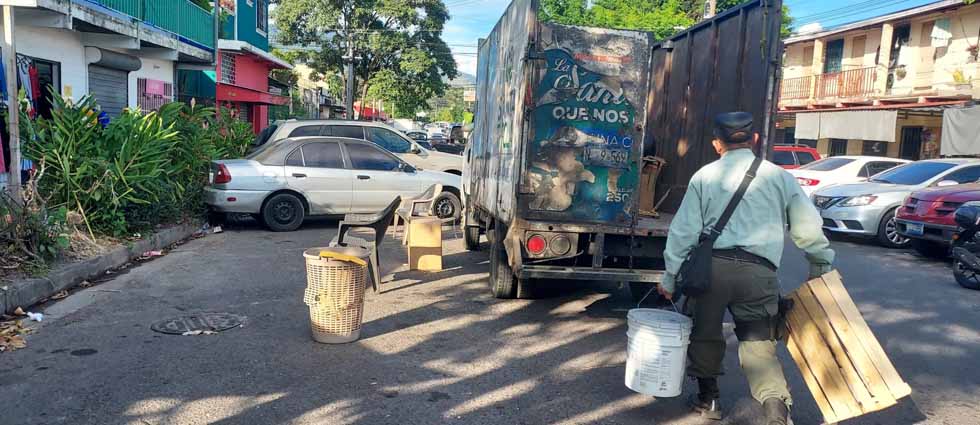 Retiran objetos que personas utilizaban para ‘adueñarse’ de la vía pública