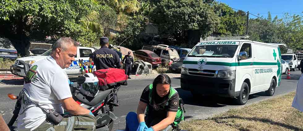 Conductora resulta lesionada tras chocar contra un vehículo en la carretera de Oro