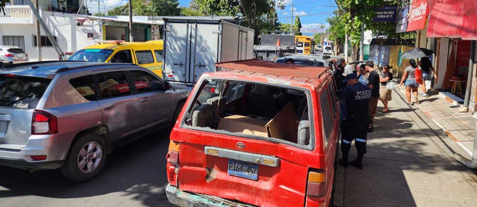 Múltiple choque deja cuatro lesionados en el bulevar Monseñor Romero Oeste