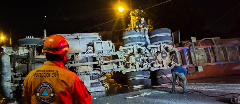 Conductor de rastra pierde el control del volante y vuelca en Acajutla