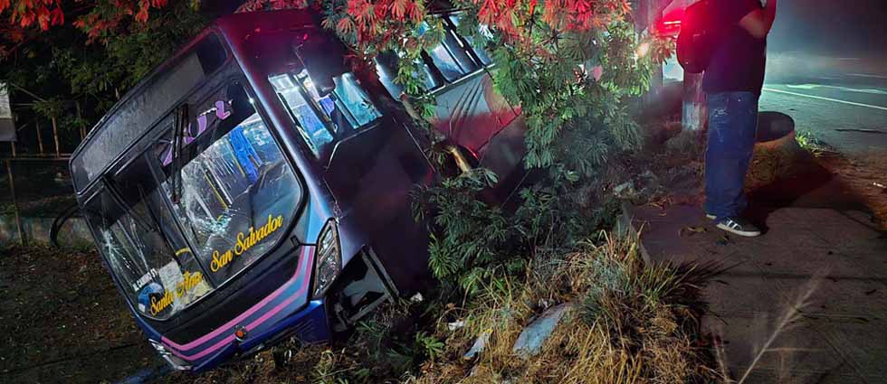 Tres lesionados y varios con crisis nerviosa deja fuerte siniestro vial en la carretera Panamericana