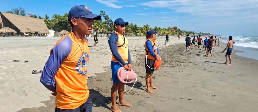 Guardavidas continúan garantizando la seguridad de turistas en diferentes playas salvadoreñas