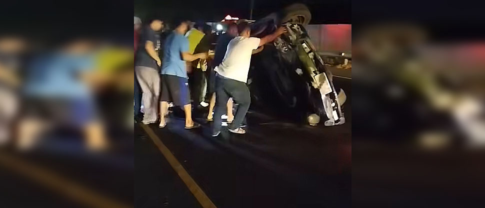 Conductora choca en separadores de carriles y vuelca en Santiago Nonualco