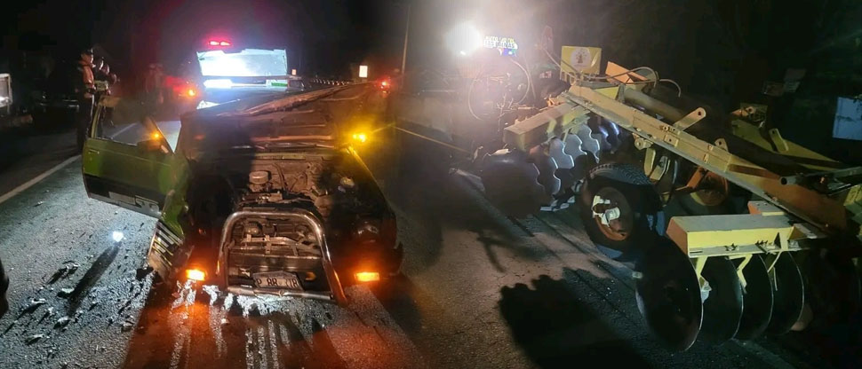 Choque entre varios vehículos y un tractor deja tres personas lesionadas en La Paz