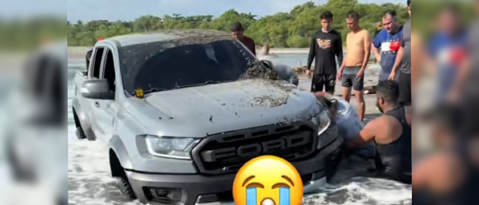Conductor no acata las recomendaciones y su pick up 4×4 queda atascado en playa Cangrejera
