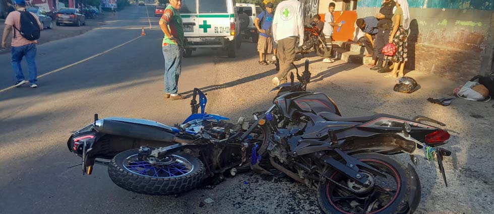 Reportan tres lesionados tras fuerte choque de motocicletas en la carretera Litoral