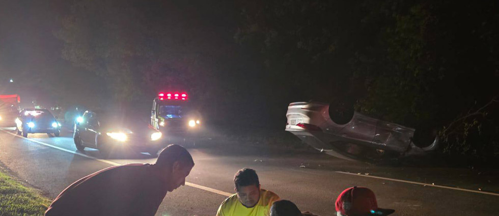 Mujer resulta lesionada tras volcar en su auto en La Libertad