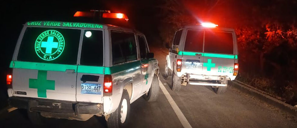 Motociclista y acompañante fallecen tras chocar contra rastra que hacía maniobras carretera al puerto de La Libertad