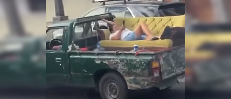 Mujer se hace viral por viajar relajada y como si estuviera en la sala de su casa