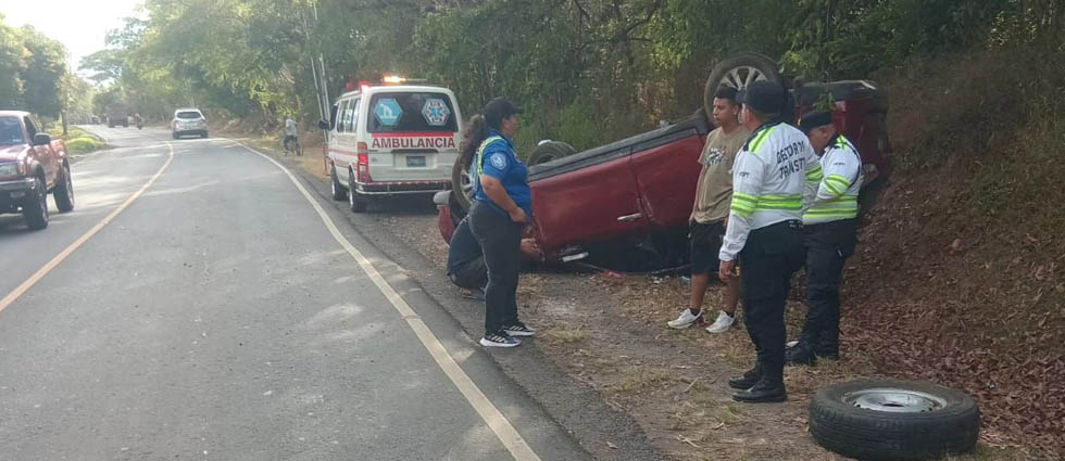 Reportan cuatro lesionados, entre ellos un bebé de dos meses, tras vuelco de vehículo en San Miguel