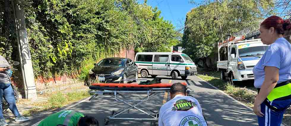 Peatón pierde el equilibrio mientras caminaba, cae a la calle y lo arrolla un auto en Ilopango