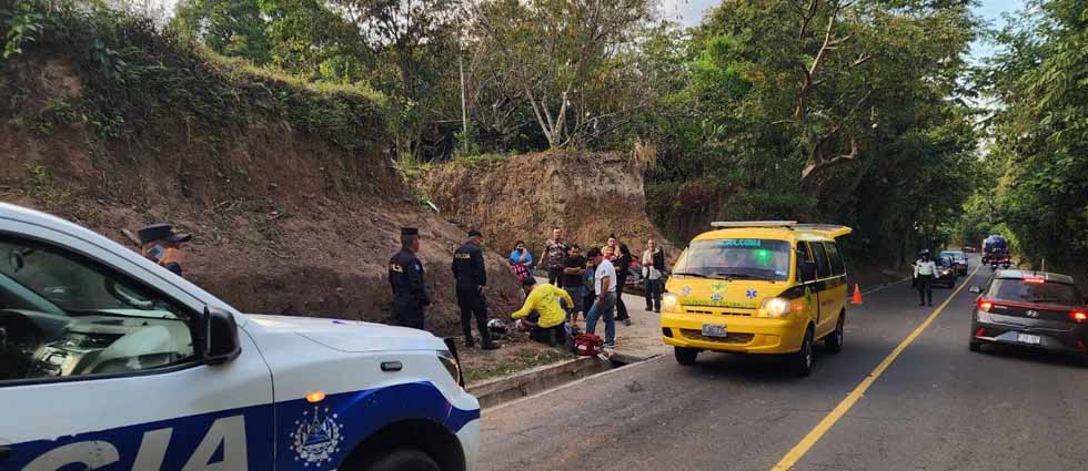 Una mujer y un hombre resultan lesionados tras accidentarse calle al volcán