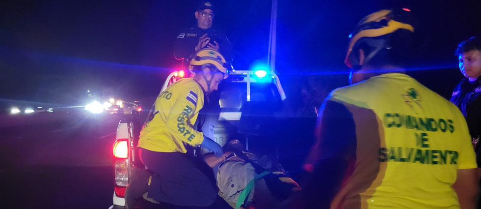 Ciclista acaba en el hospital tras ser arrollado por un motociclista en La Paz