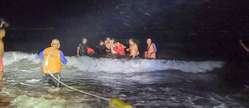 Rescatan a turista tras ser arrastrado por una corriente de retorno en playa La Puntilla