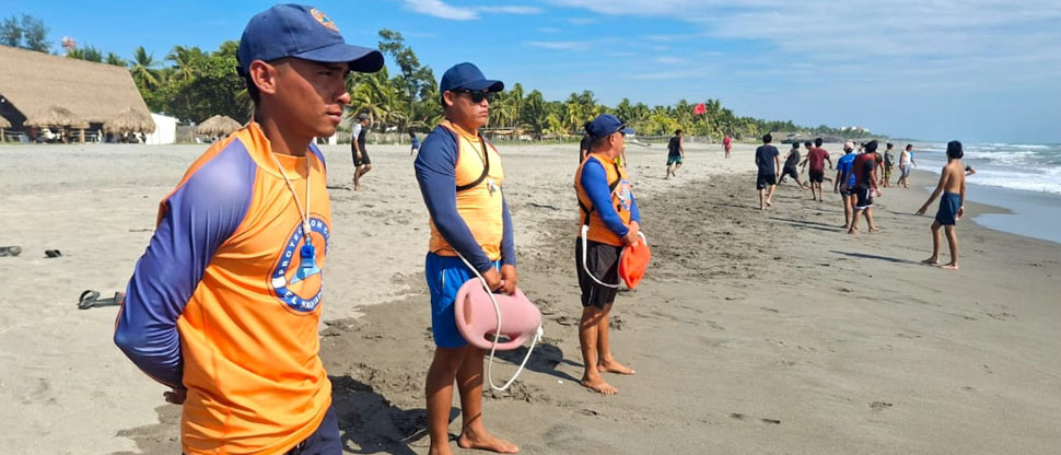 Guardavidas de Protección Civil mantienen constantes monitoreos en playas del país