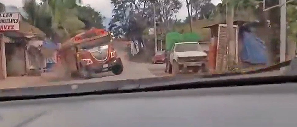 Captan el momento cuando autobús se precipita a un barranco en Huehuetenango, Guatemala