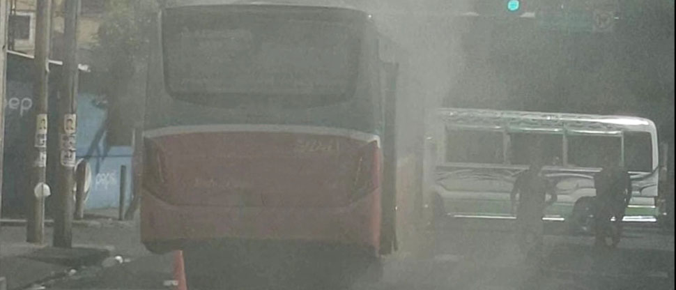 Bus de la ruta 29 agarra fuego en pleno recorrido en el centro de San Salvador