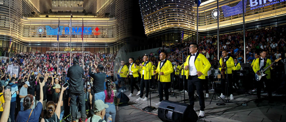 Salvadoreños y turistas extranjeros disfrutan una anoche de mucha esperanza en el Centro Histórico