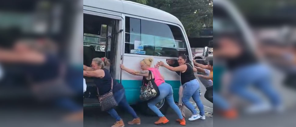 Guerreras: mujeres se viralizan al empujar un microbús varado por fallas mecánicas