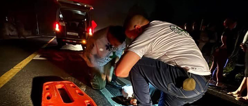 Socorristas auxilian a adulto mayor que fue atropellado en Cabañas