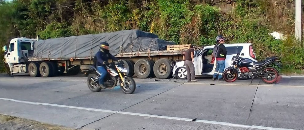 Conductor de Kia Soul queda atrapado tras chocar contra rastra en Santa Ana