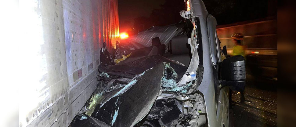 Motorista de microbús se salva de milagro tras chocar contra furgón en Quezaltepeque