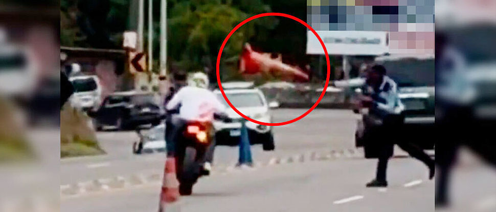 Honduras: policía provoca accidente de motociclista al lanzarle cono en control vehicular