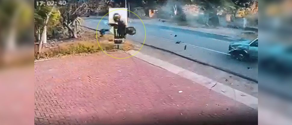 Captan momento cuando motociclista sale “volando” tras chocar contra pick up en San Miguel