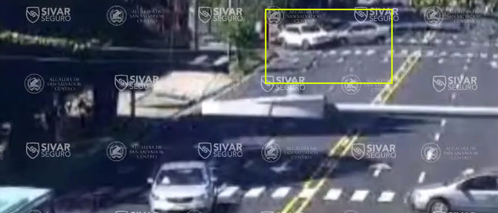 Captan momento de aparatoso accidente en cercanías del parque Cuscatlán, San Salvador